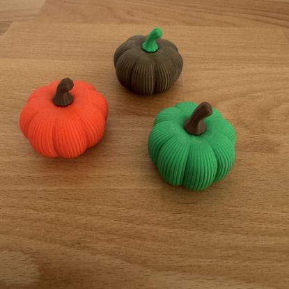 Renkli bal kabakları - Turuncu, Yeşil ve Altın resmi